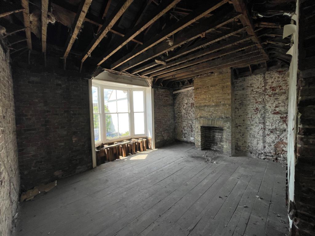 Lot: 65 - PLANNING FOR RESIDENTIAL CONVERSION IN DESIRABLE LOCATION - First floor room to front with bay window